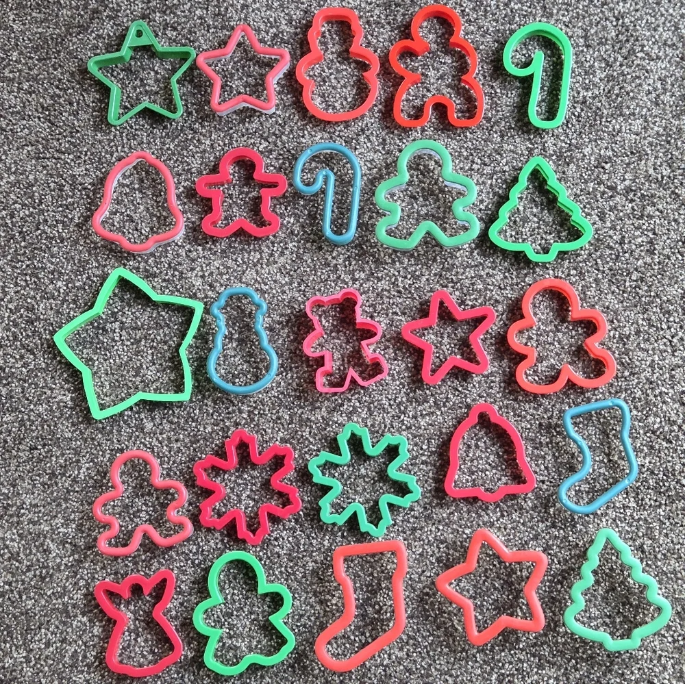 Lot of 25 Plastic HOLIDAY Christmas Cookie Cutters Stocking Snowman Gingerbread